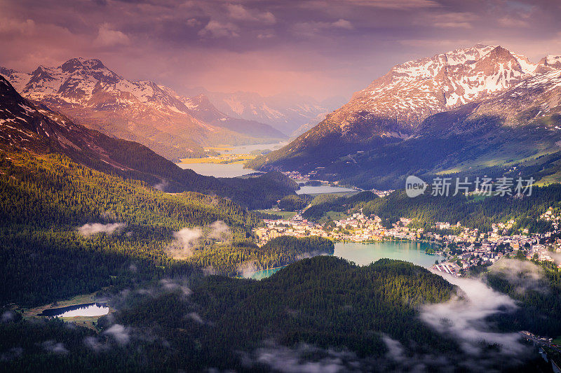 阿尔卑斯山景观在圣莫里茨在戏剧性的日落- Muottas Muragl -瑞士